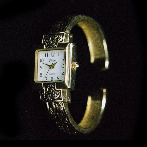 HINGED CUFF QUARTZ WATCH GOLDTONE & BLACK -JWTDQH1 main image 4
